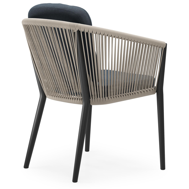 Orso tuinstoel in zwart aluminium en beige verticaal geweven ronde rope met luxe zitkussen in All Weather Sunbrella® Luxe Heritage Indigo