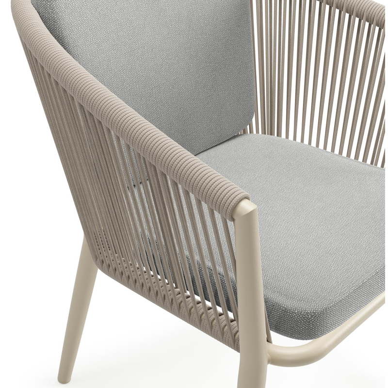 Orso tuinstoel in beige aluminium en beige verticaal geweven ronde rope met zitkussen in All Weather Sunbrella® Luxe Savane Grey