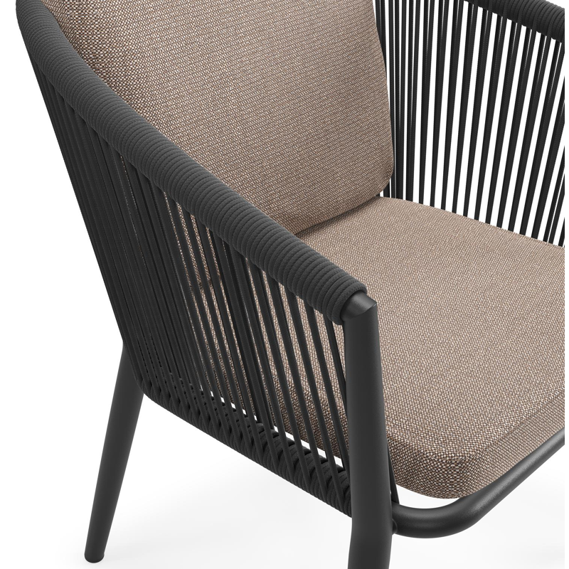 Orso tuinstoel in zwart aluminium en zwart verticaal geweven ronde rope met luxe zitkussen in All Weather Sunbrella® Luxe Savane Earth