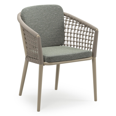 Orso stapelbare tuinstoel in beige aluminium en beige visnet geweven ronde rope met stoelkussen in All Weather Sunbrella® Luxe Slow Fern