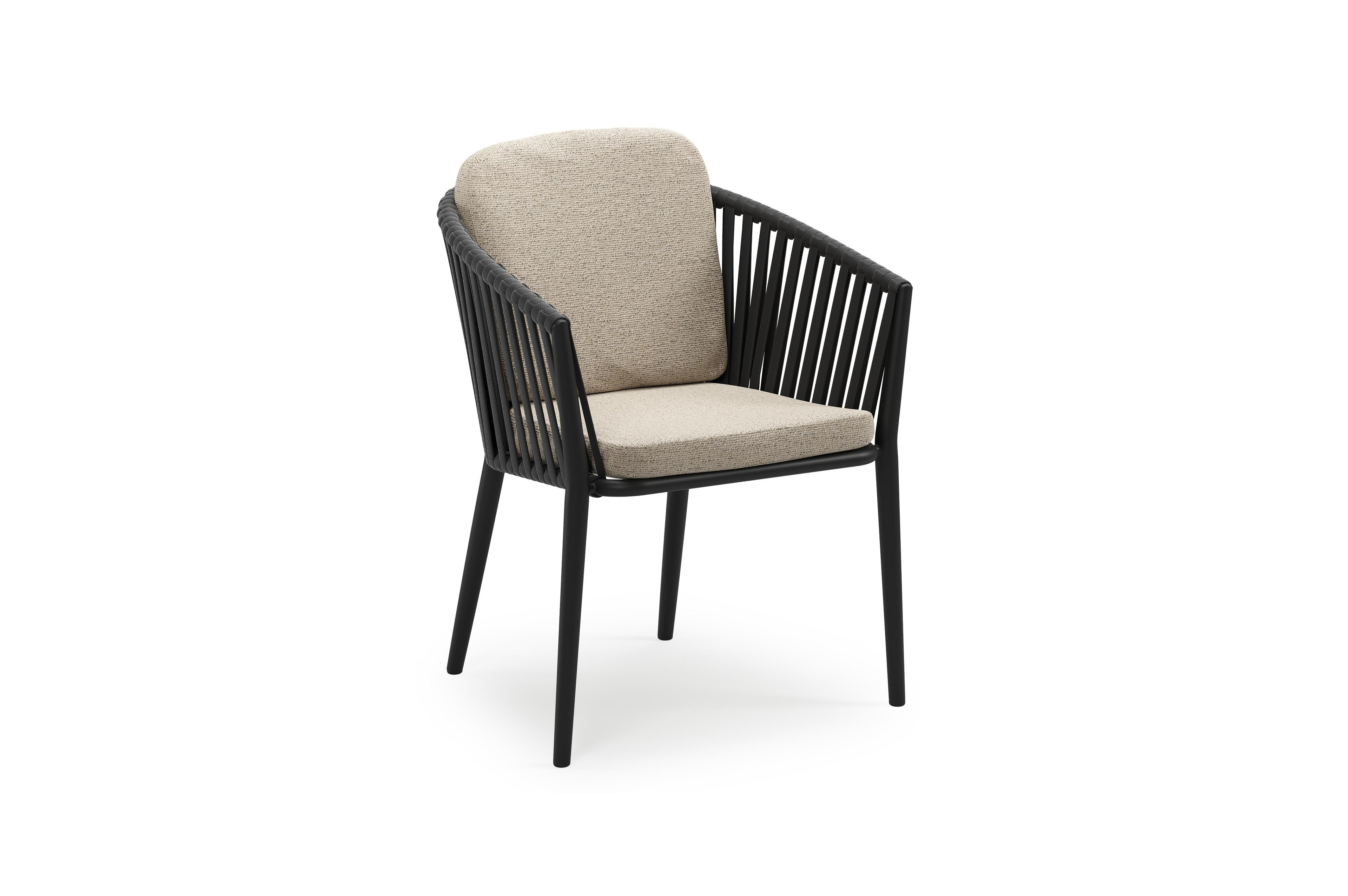 Orso stapelbare tuinstoel in zwart aluminium en zwart verticaal geweven luxe vlakke brede rope met stoelkussen in All Weather Cosytica Marbella Beige