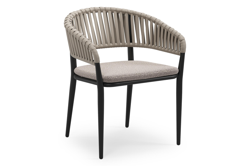 Tolfa stapelbare tuinstoel in zwart aluminium en beige verticaal geweven luxe vlakke brede rope met stoelkussen in All Weather Sunbrella® Luxe Wander Granite