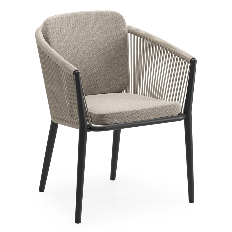 Orso tuinstoel in zwart aluminium en beige verticaal geweven ronde rope met zitkussen in All Weather Sunbrella® Luxe Savane Coconut