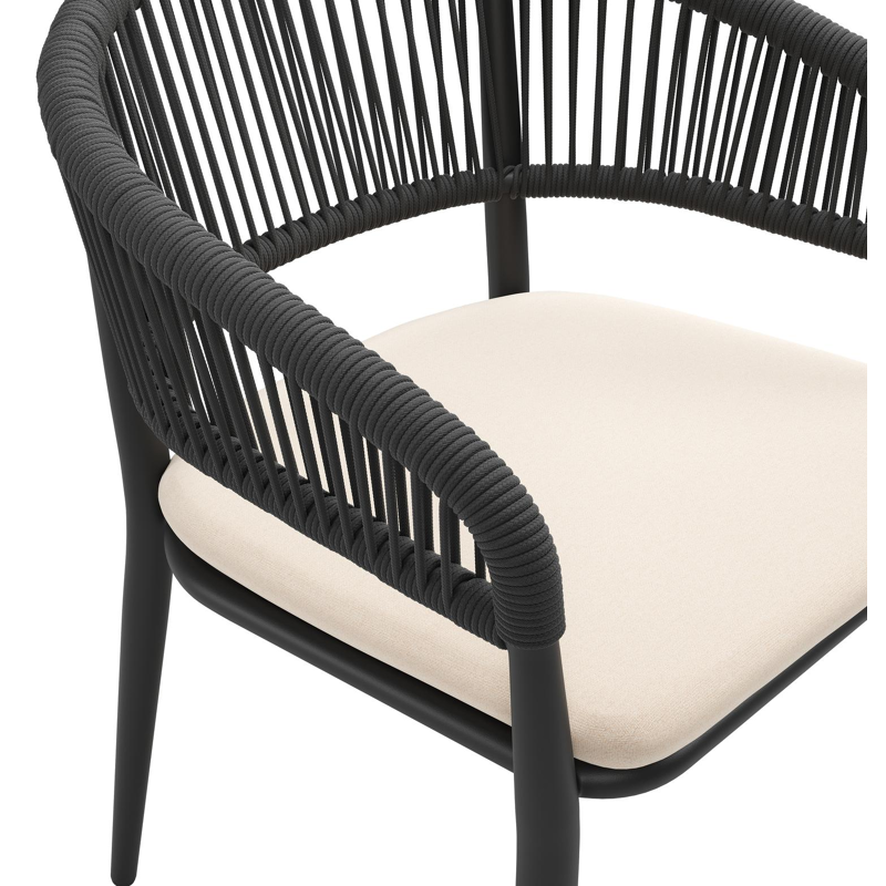 Chaise de jardin empilable Tolfa en aluminium noir et corde ronde tissée verticalement noir avec coussin en All Weather Sunbrella® Luxe Natte Linen Chalk