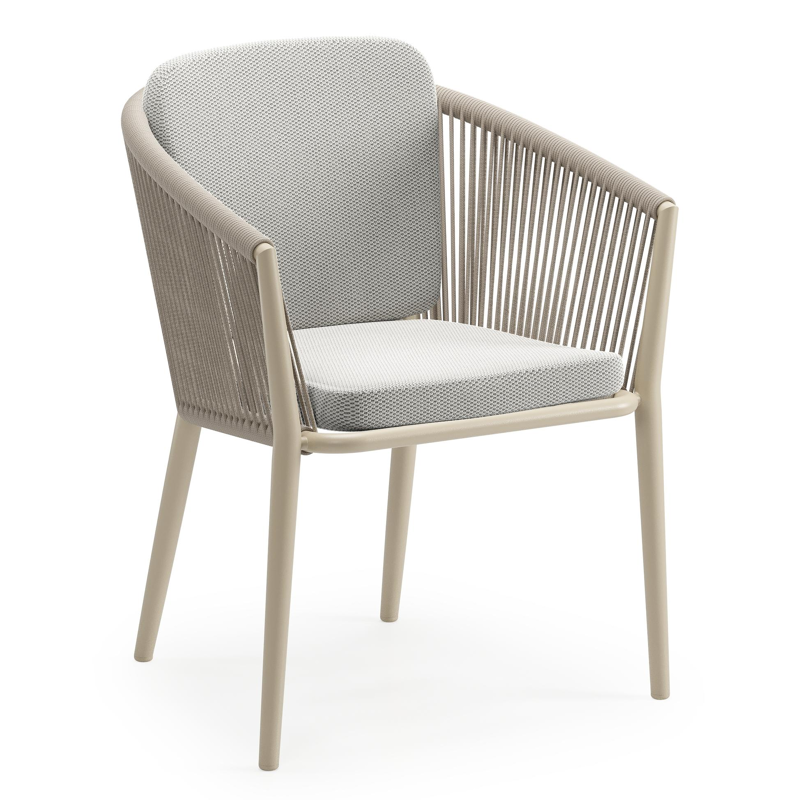 Orso tuinstoel in beige aluminium en beige verticaal geweven ronde rope met zitkussen in All Weather Sunbrella® Luxe Lopi Ash