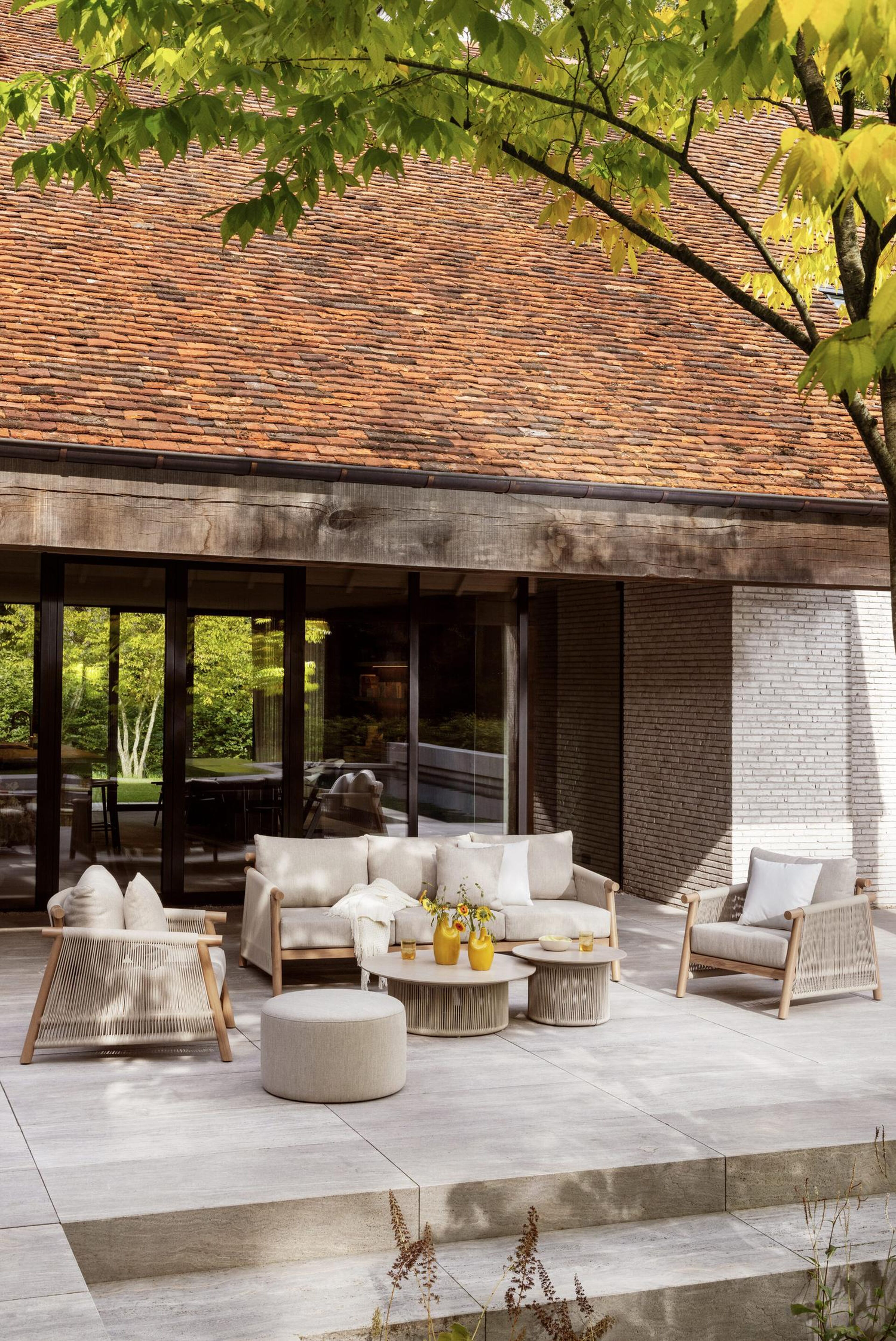 Salon de jardin Erla en corde ronde tissée verticalement beige et coussins en weather+ softtouch rustic et table basse