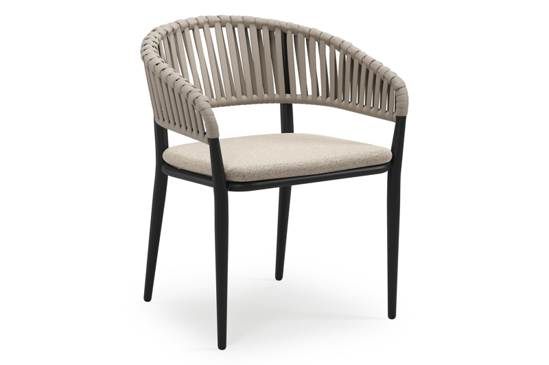 Tolfa stapelbare tuinstoel in zwart aluminium en beige verticaal geweven luxe vlakke brede rope met stoelkussen in All Weather Cosytica Marbella Beige