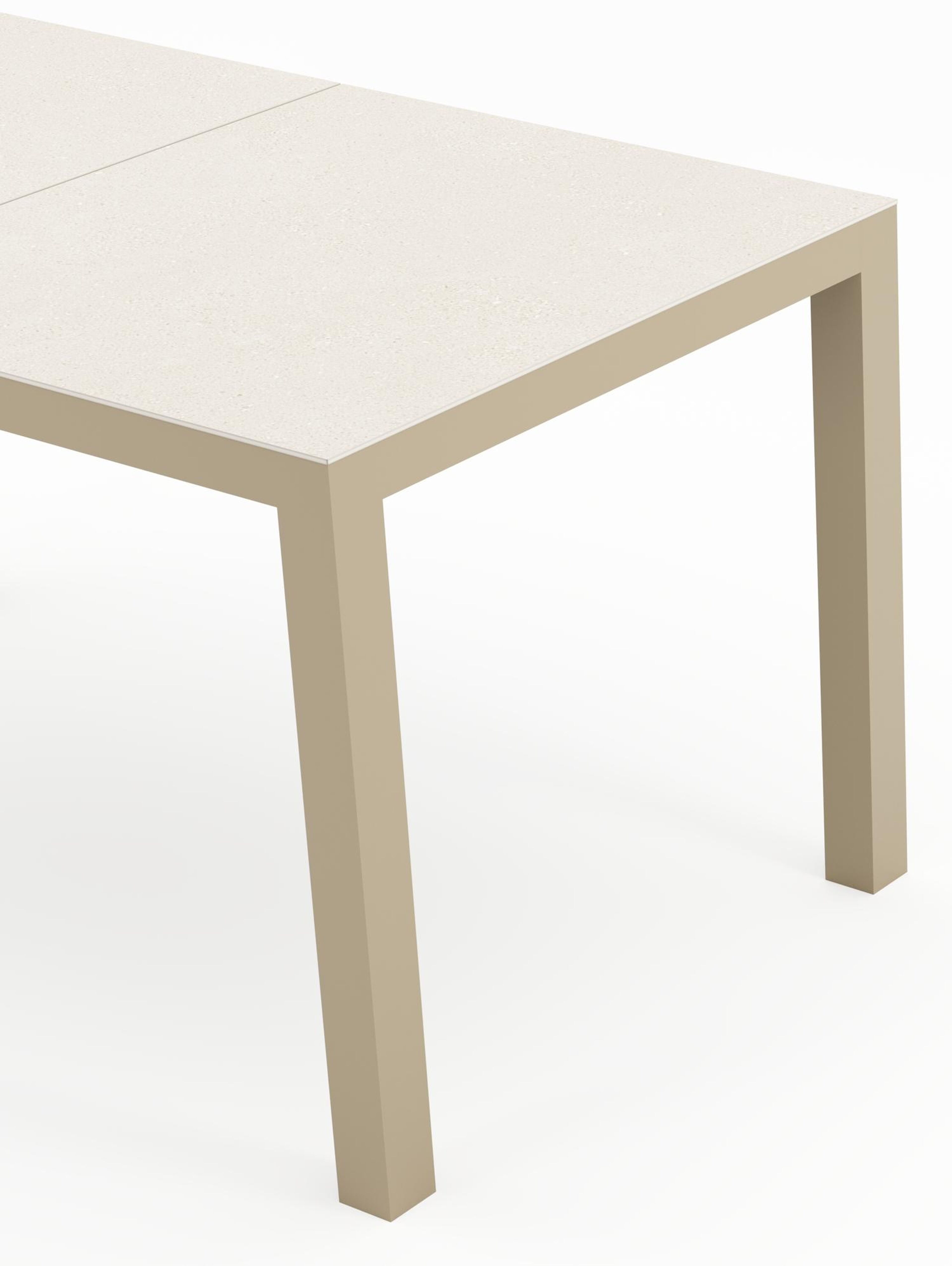 Ensemble de jardin Toma en aluminium beige et sintered stone beige avec 4 chaises de jardin Paco