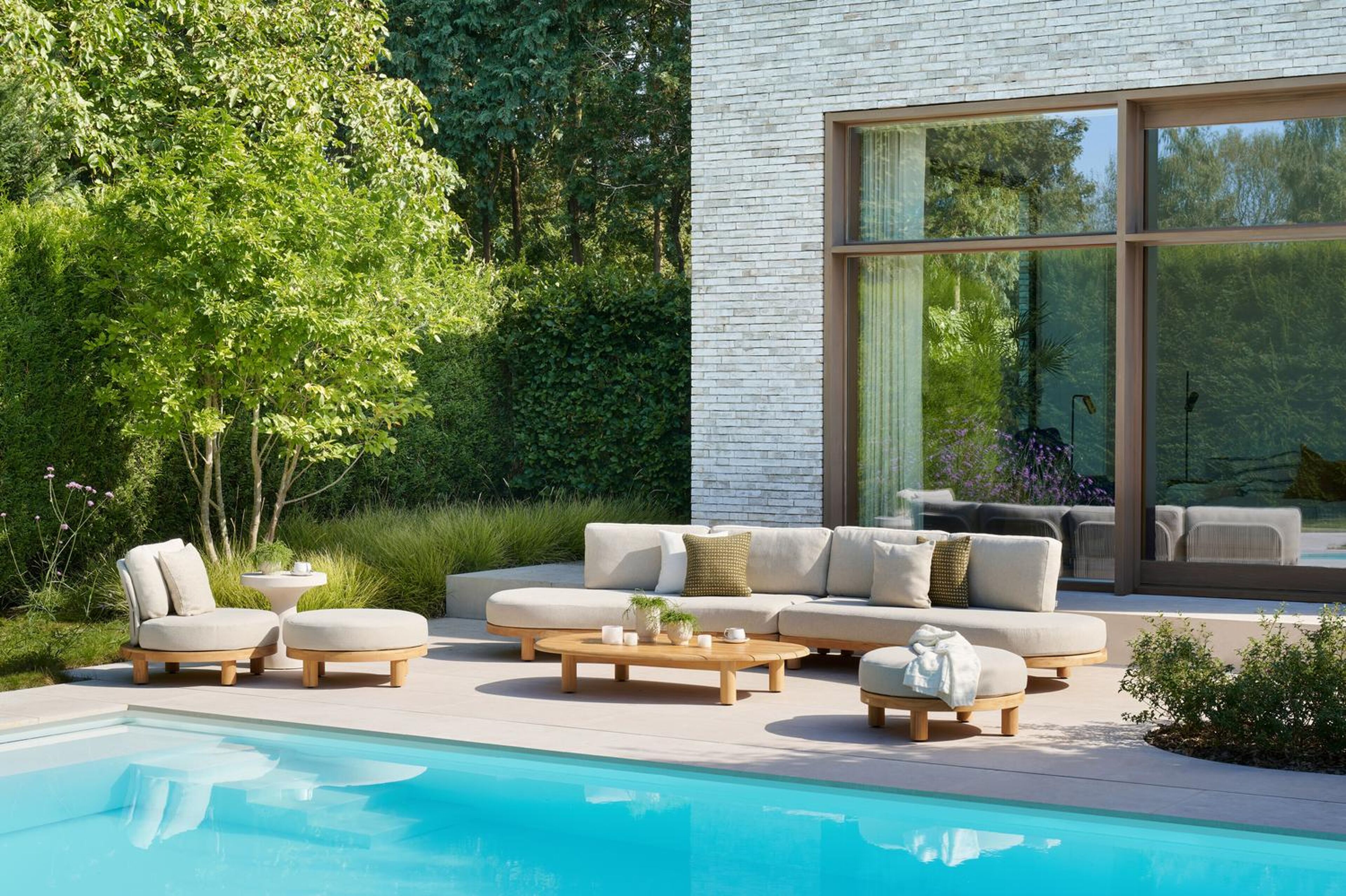 Donato loungebank in teak en beige verticaal geweven ronde rope met all weather sunbrella® luxe Chartres Sooty kussen