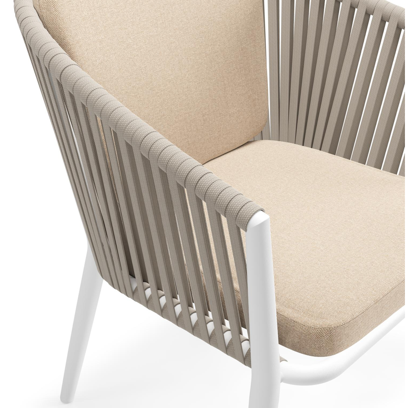 Chaise de jardin Orso en aluminium blanc et corde plate tissée verticalement beige avec coussin en All Weather Sunbrella® Luxe Natte Heather Beige