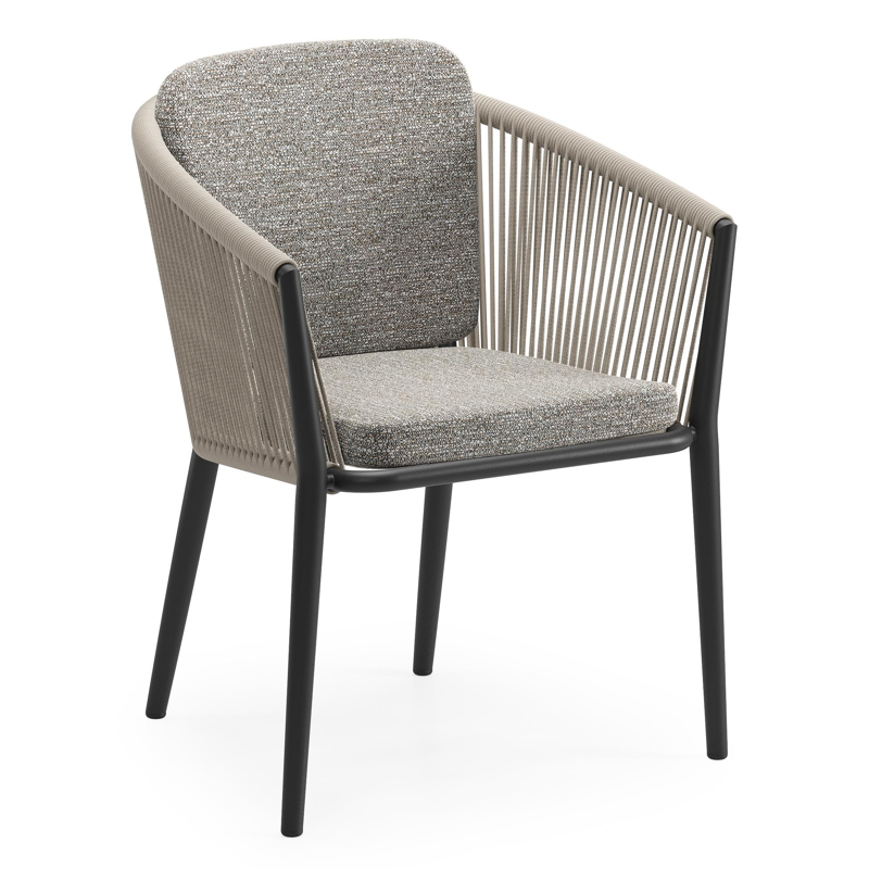 Chaise de jardin Orso en aluminium noir et corde ronde tissée verticalement beige avec coussin en All Weather Sunbrella® Luxe Tundra Pepper