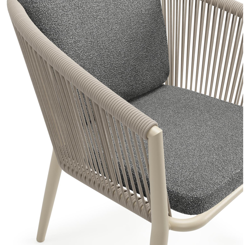 Orso tuinstoel in beige aluminium en beige verticaal geweven ronde rope met luxe zitkussen in All Weather Cosytica Catania Black