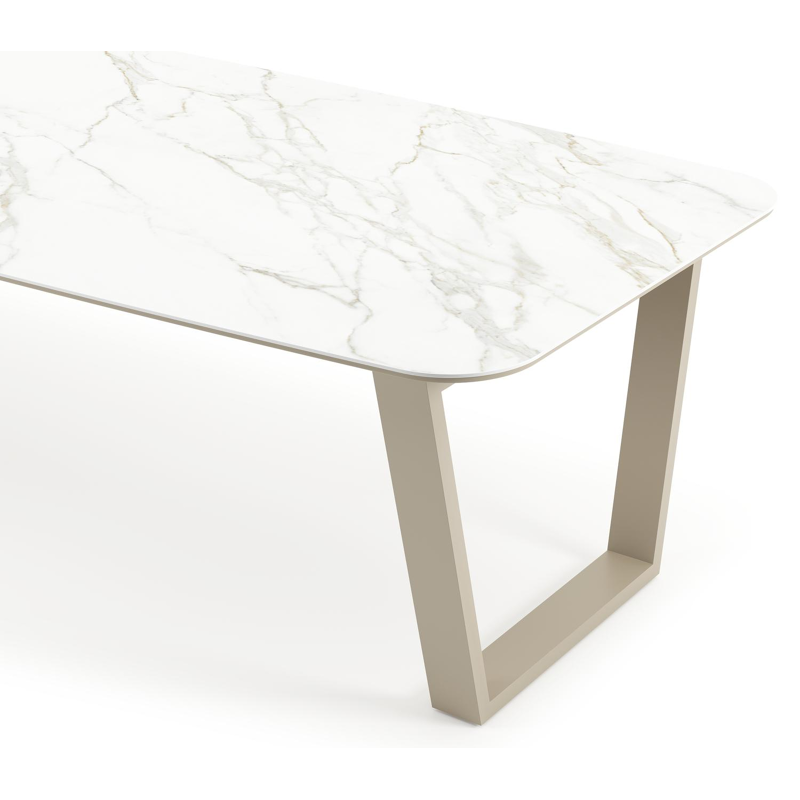 Table de jardin Pagino forme de bateau en aluminium beige et céramique pleine Calacatta - Lg. 315 x Lrg. 115 x Haut. 73 cm