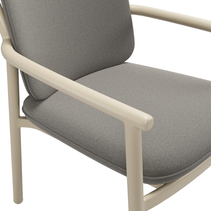 Bono stapelbare tuinstoel in beige aluminium met stoelkussen in All Weather Sunbrella® Luxe Natte Dark Taupe