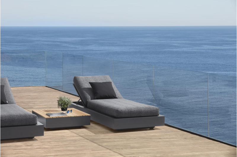 Como bijzettafel in zwart aluminium en naturel teak - B 70 x D 80 x H 20 cm