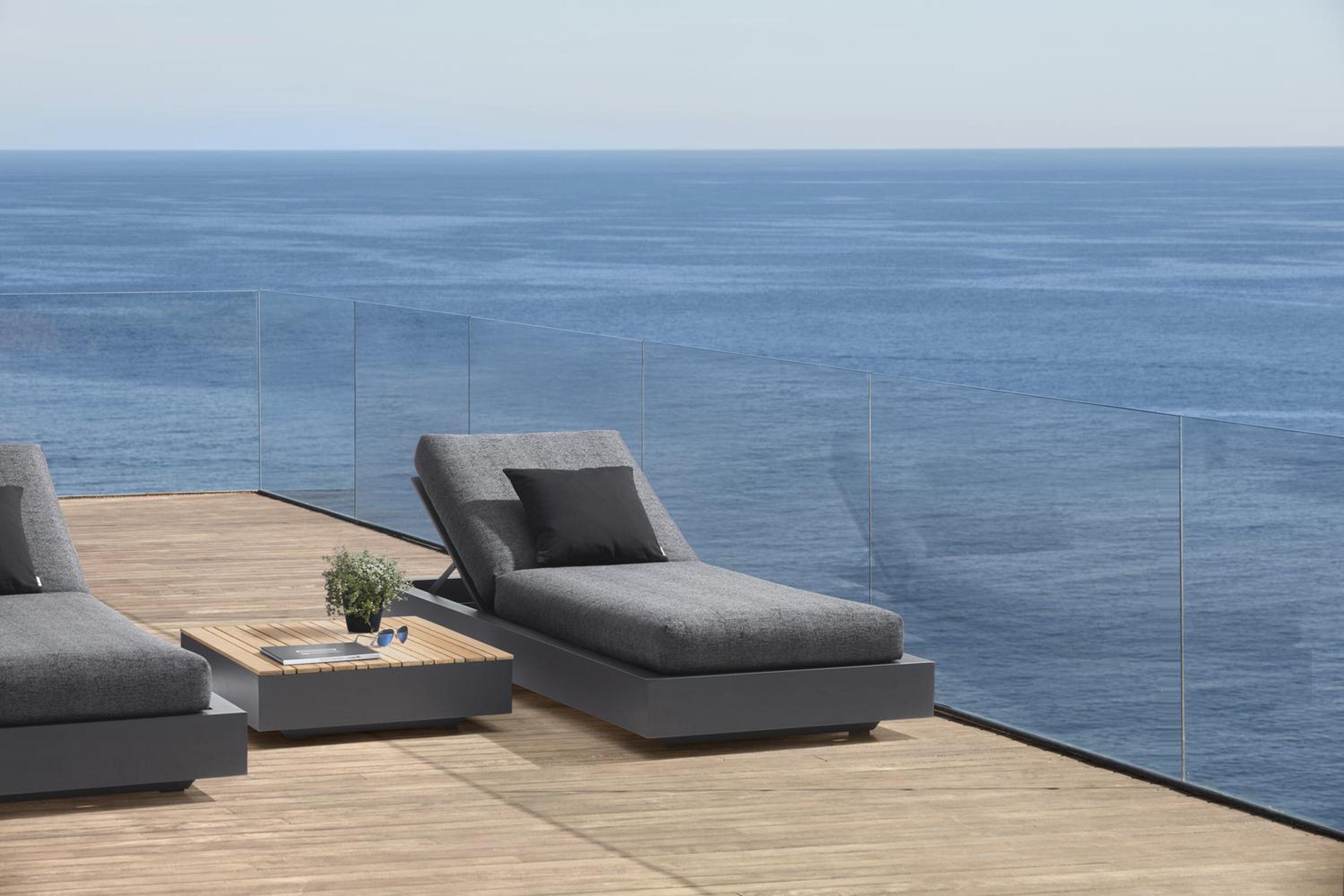 Chaise longue réglable Como en aluminium noir et coussin en all weather Cosytica madagascar oak