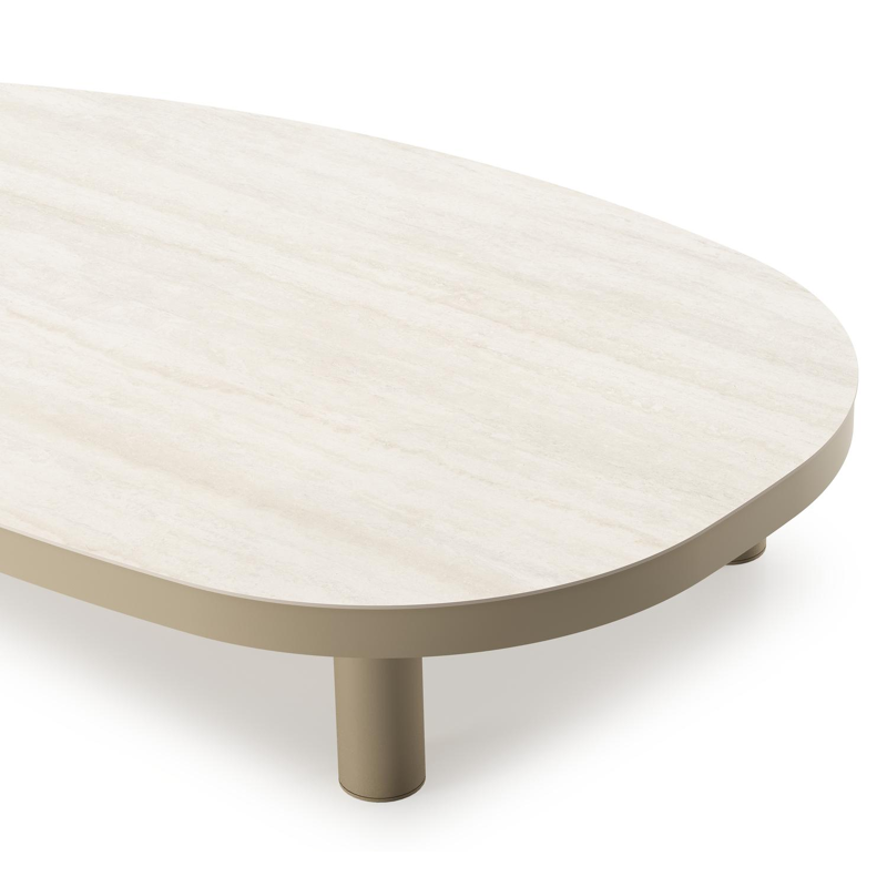 Table de basse Donato organique en aluminium beige et céramique pleine Travertino Bianco - Lg. 150.5 x Lrg. 90 x Haut. 24.5 cm