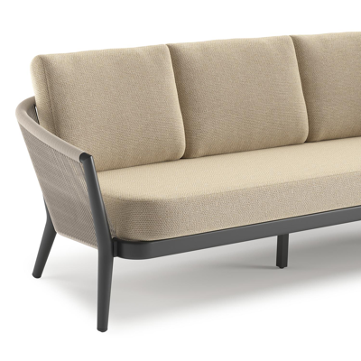 Orso loungebank in zwart aluminium en beige verticaal geweven ronde rope met Althea Camel all weather cosytica kussen