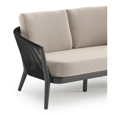 Orso loungebank in zwart aluminium en zwart verticaal geweven ronde rope met Slow Farafra all weather sunbrella® luxe kussen