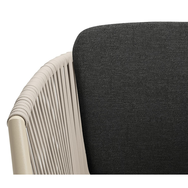 Chaise de jardin Orso en aluminium beige et corde plate tissée verticalement beige avec coussin en All Weather Sunbrella® Luxe Chartres Sooty