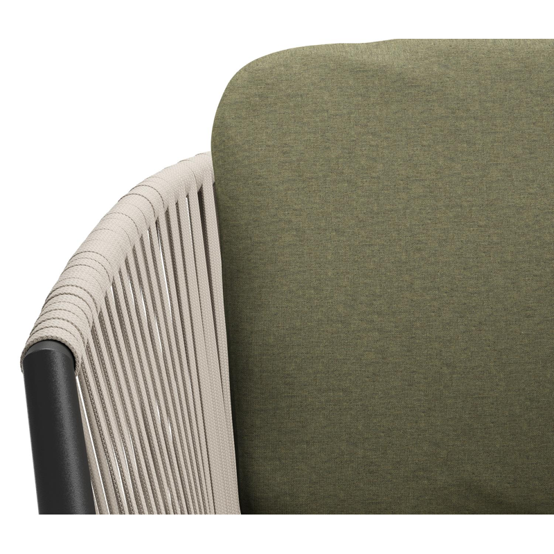 Orso tuinstoel in zwart aluminium en beige verticaal geweven vlakke rope met luxe zitkussen in All Weather Sunbrella® Luxe Heritage Leaf