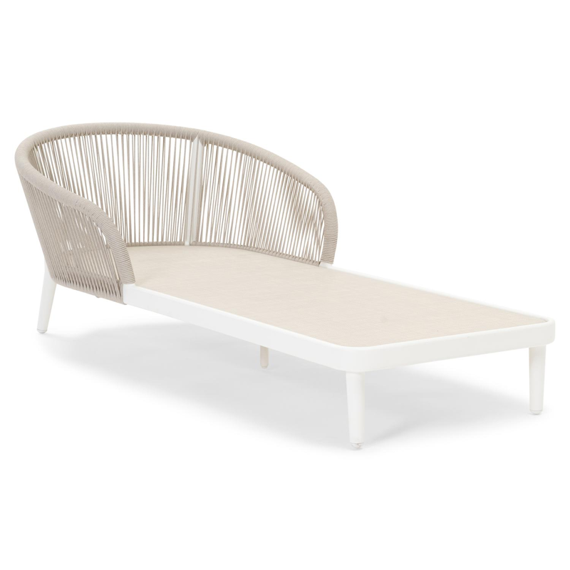 Orso ligbed in wit aluminium en beige verticaal geweven ronde rope met natte charcoal chine all weather sunbrella® luxe kussen