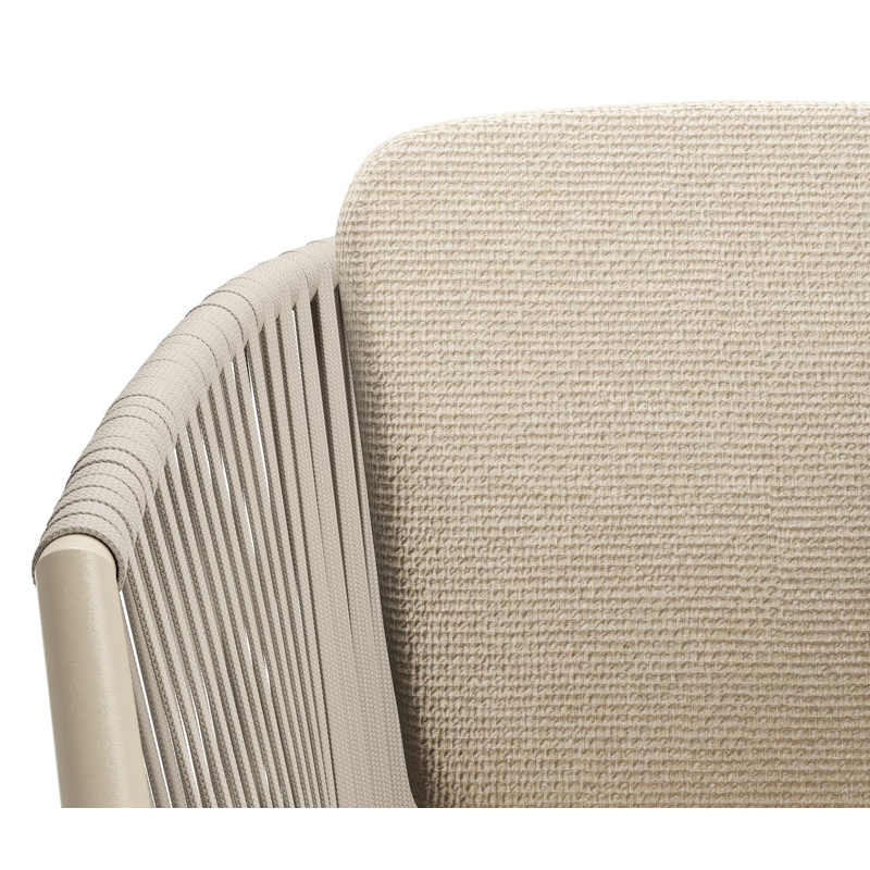 Orso tuinstoel in beige aluminium en beige verticaal geweven vlakke rope met Althea chalk All Weather Cosytica kussen