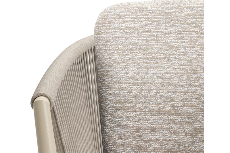Orso tuinstoel in beige aluminium en beige verticaal geweven ronde rope met luxe zitkussen in All Weather Sunbrella® Luxe Tundra Sand
