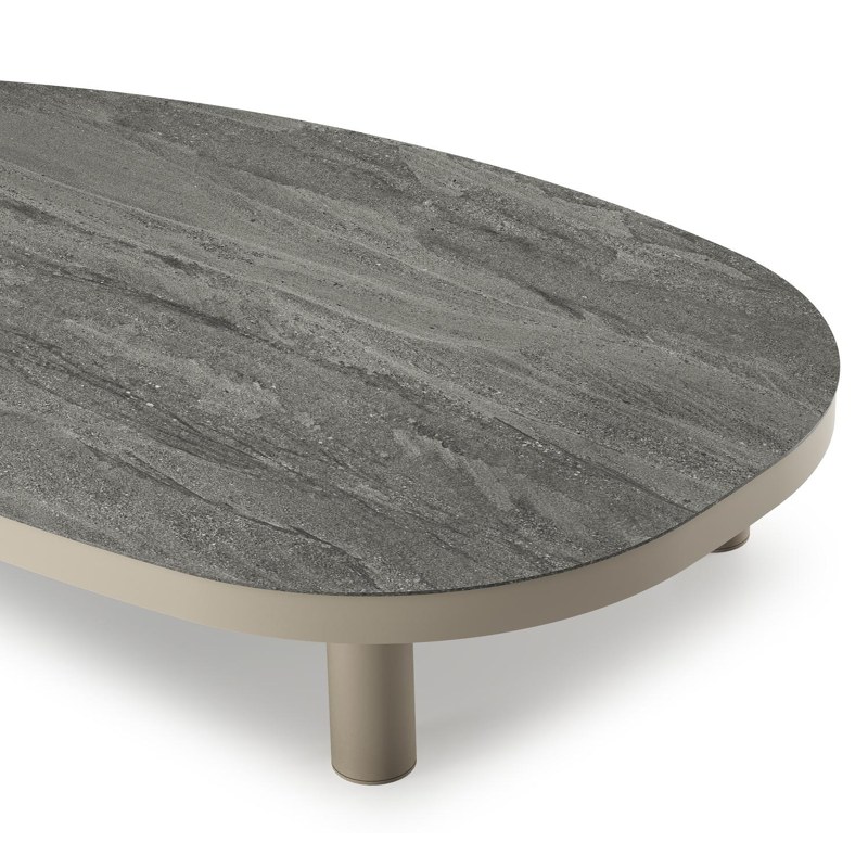 Donato loungetafel organisch in beige aluminium en volkeramiek Aspen Grey - L 151 x B 90 x H 24.5 cm