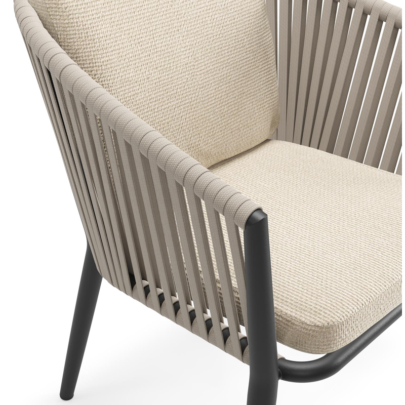 Chaise de jardin Orso en aluminium noir et corde plate tissée verticalement beige avec coussin luxe en All Weather Cosytica Althea Chalk