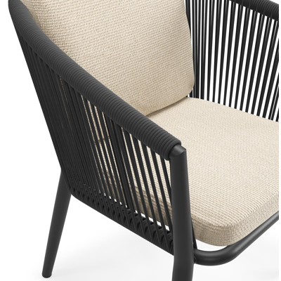 Orso tuinstoel in zwart aluminium en zwart verticaal geweven ronde rope met luxe zitkussen in All Weather Cosytica Althea Chalk