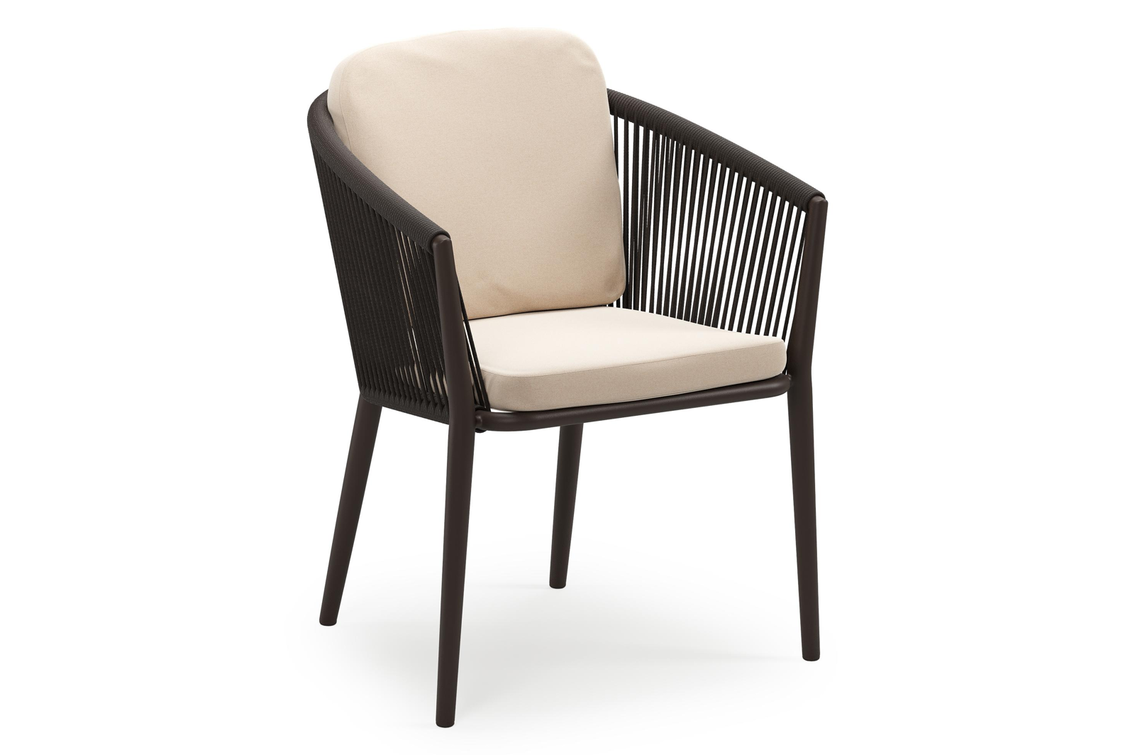 Orso stapelbare tuinstoel in donkerbruin aluminium en donkerbruin verticaal geweven ronde rope met stoelkussen in All Weather Sunbrella® Luxe Natte Linen Chalk