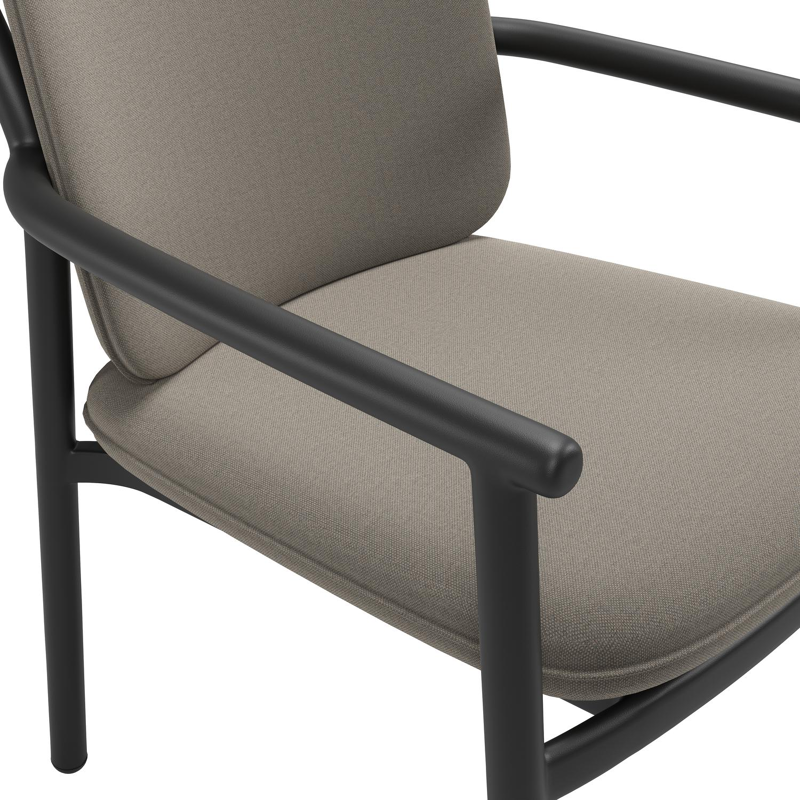 Bono stapelbare tuinstoel in zwart aluminium met stoelkussen in All Weather Sunbrella® Luxe Natte Carbon Beige