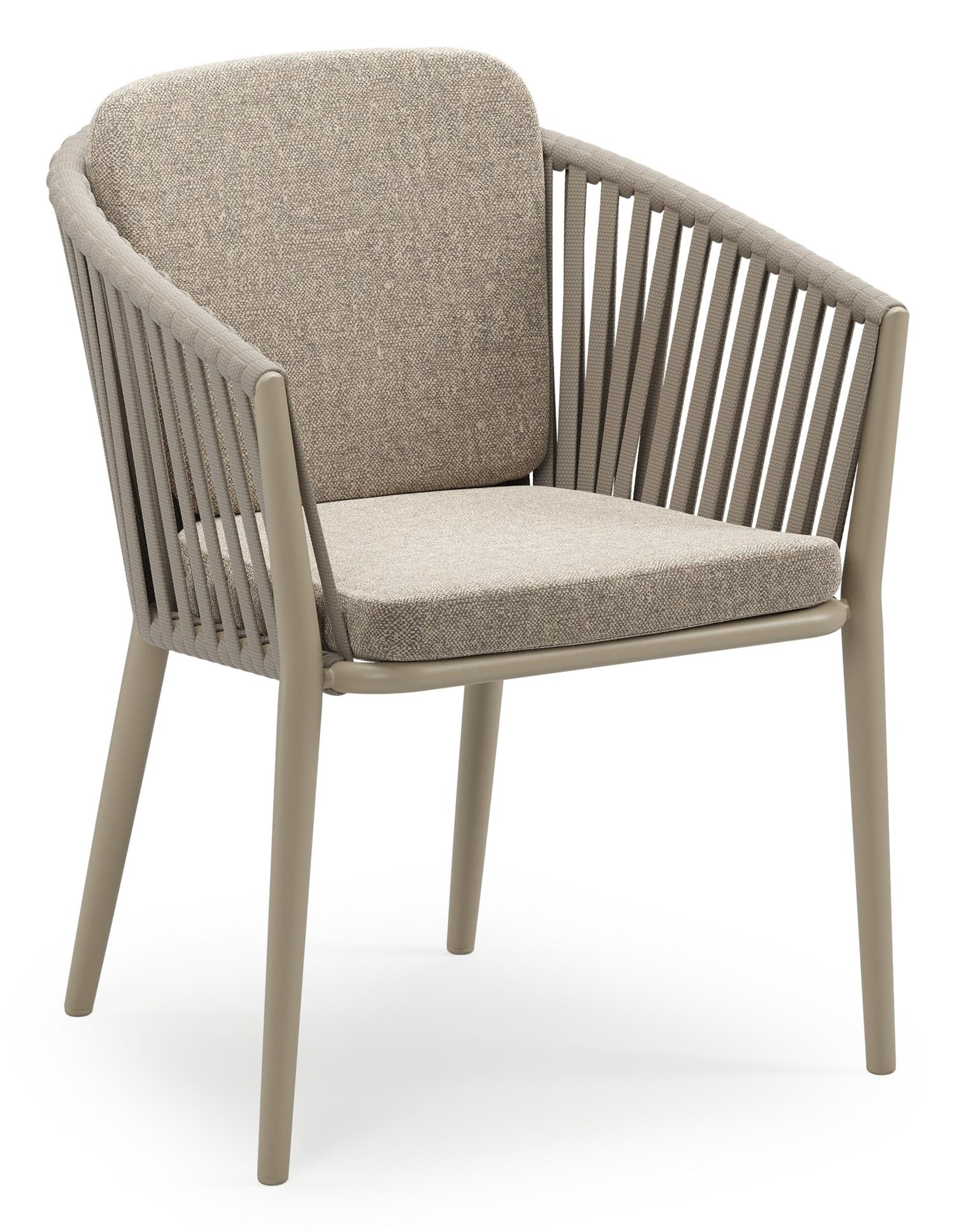 Orso stapelbare tuinstoel in beige aluminium en beige verticaal geweven luxe vlakke brede rope met stoelkussen in All Weather Sunbrella® Luxe Chartres Pewter