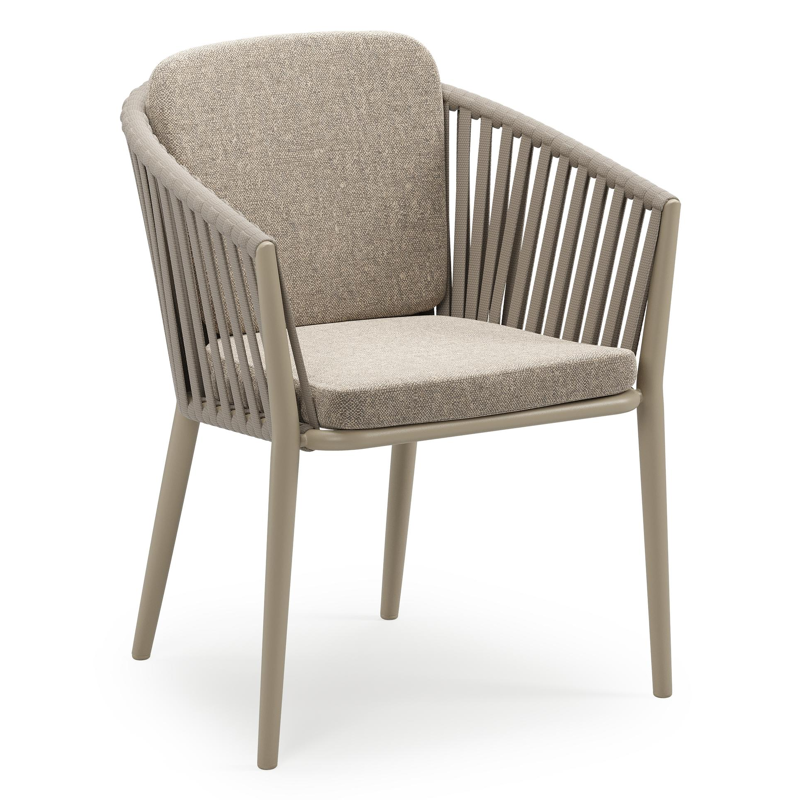 Orso stapelbare tuinstoel in beige aluminium en beige verticaal geweven luxe vlakke brede rope met stoelkussen in All Weather Sunbrella® Luxe Chartres Pewter