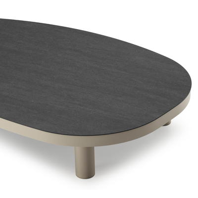 Table de basse Donato organique en aluminium beige et céramique pleine Basalt Black - Lg. 151 x Lrg. 90 x Haut. 24.5 cm