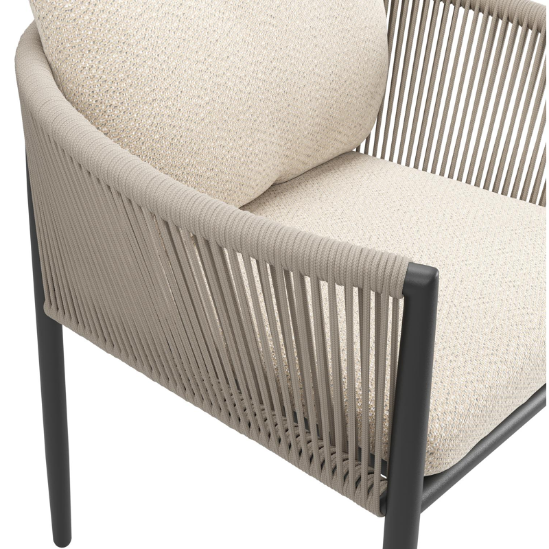 Organo tuinstoel in zwart aluminium en zwart verticaal geweven ronde rope met stoelkussen in All Weather Sunbrella® Luxe Lopi Sand