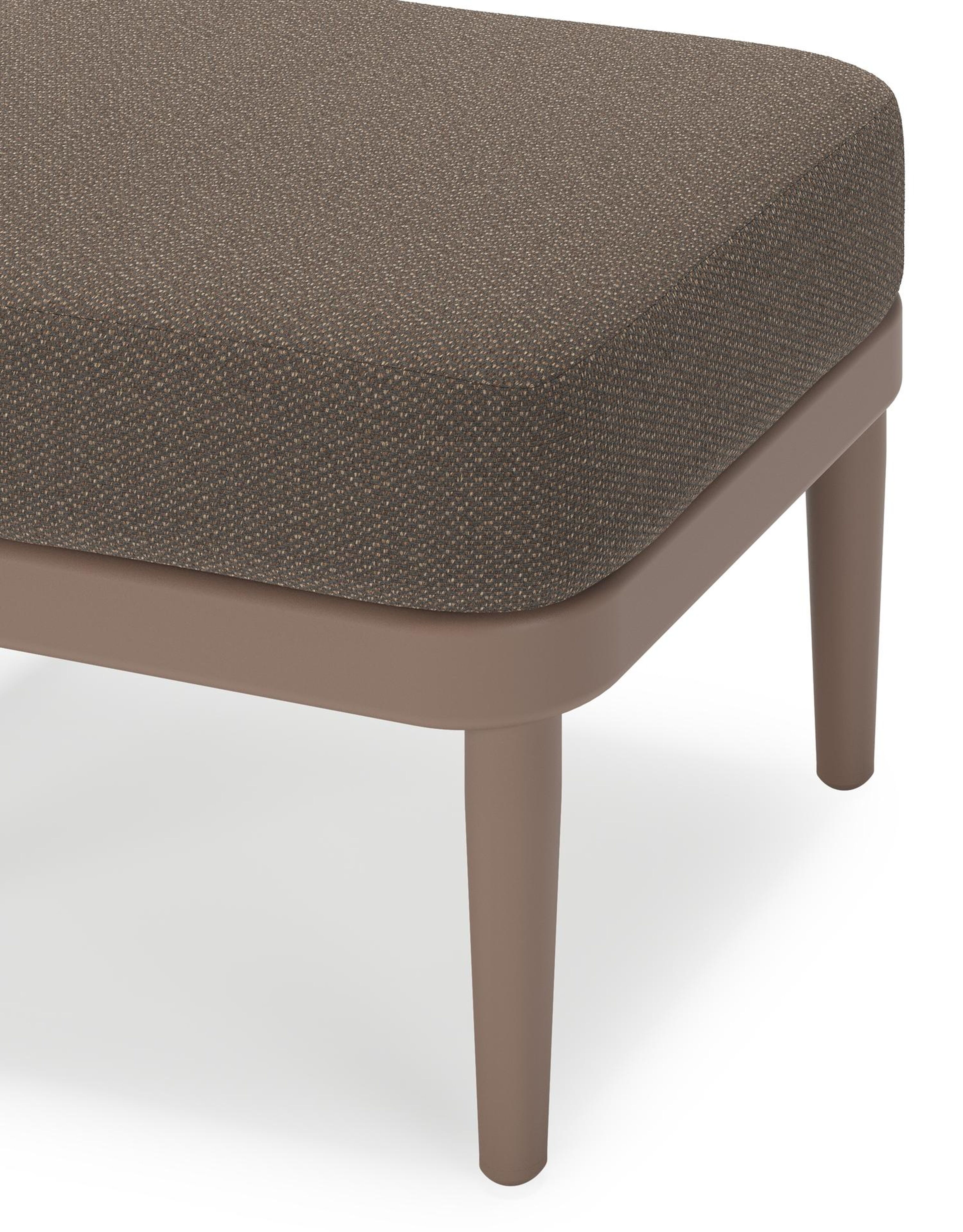 Orso poef in taupe aluminium met Lopi Coconut all weather sunbrella® luxe kussen
