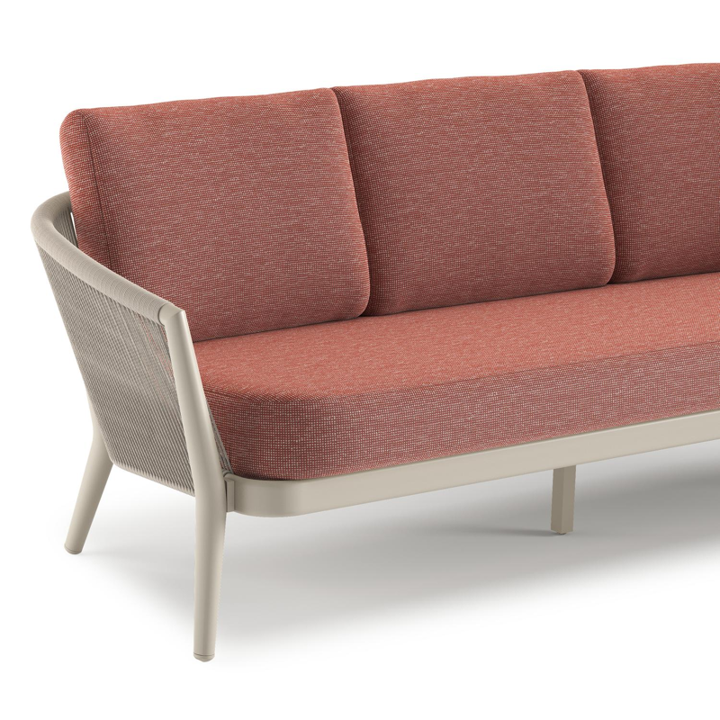 Orso loungebank in beige aluminium en beige verticaal geweven ronde rope met Slow Alezan all weather sunbrella® luxe kussen