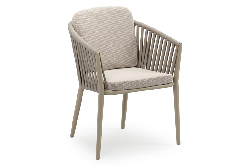 Orso stapelbare tuinstoel in beige aluminium en beige verticaal geweven luxe vlakke brede rope met stoelkussen in All Weather Sunbrella® Luxe Slow Farafra