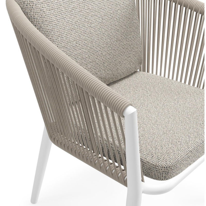 Orso tuinstoel in wit aluminium en beige verticaal geweven ronde rope met luxe zitkussen in All Weather Solica Firenze Sand