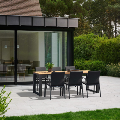 Livo tuinset in zwart aluminium en naturel teak tafelblad met 6 stapelbare Madura tuinstoelen