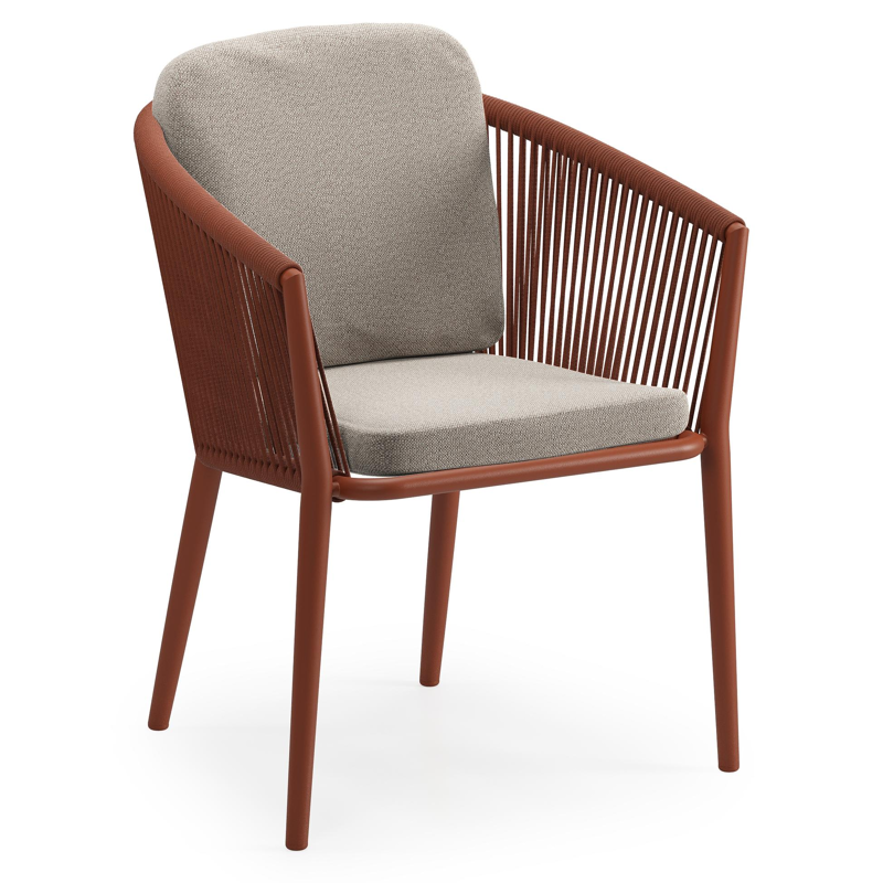 Chaise de jardin Orso en aluminium brun rouille et corde ronde tissée verticalement brun rouille avec coussin luxe en All Weather Sunbrella® Luxe Savane Coconut