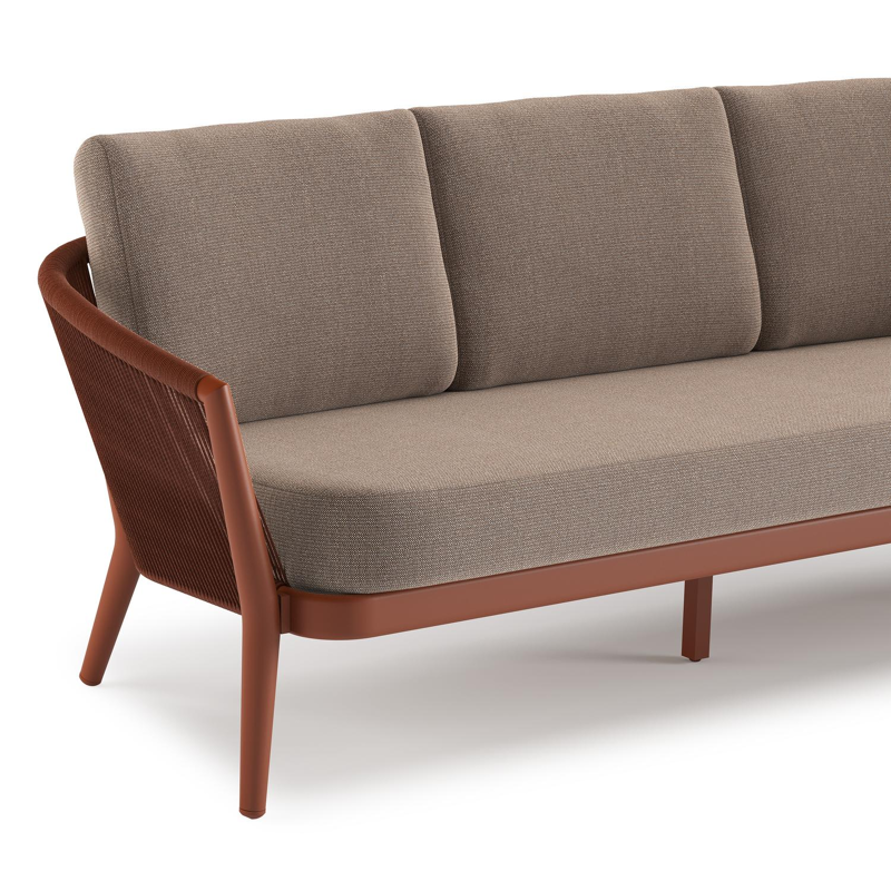 Orso loungebank in roestbruin aluminium en roestbruin verticaal geweven ronde rope met Savane Earth all weather sunbrella® luxe kussen