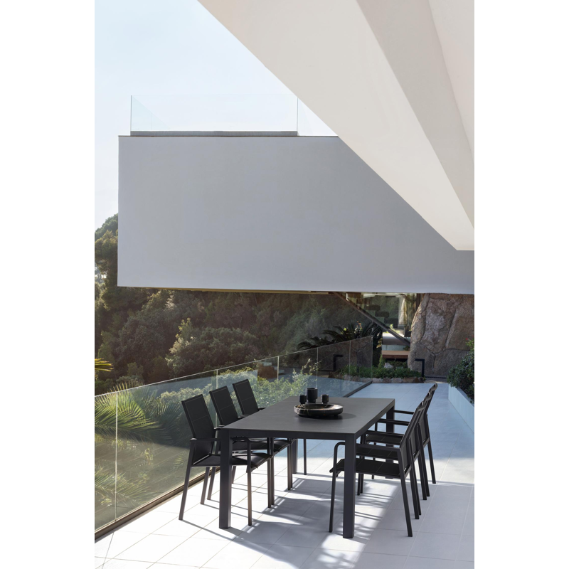 Como stapelbare tuinstoel in zwart aluminium en zwart textilene