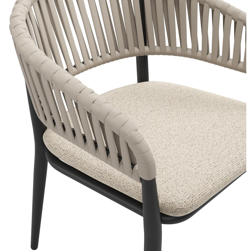 Tolfa stapelbare tuinstoel in zwart aluminium en beige verticaal geweven luxe vlakke brede rope met stoelkussen in All Weather Cosytica Marbella Beige