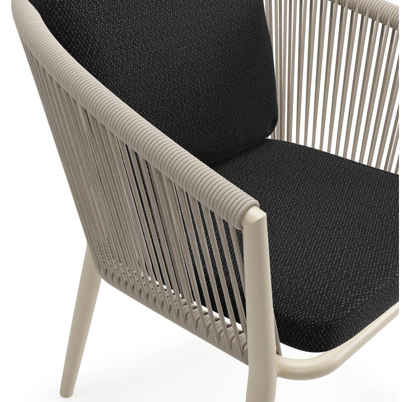 Orso tuinstoel in beige aluminium en beige verticaal geweven ronde rope met luxe zitkussen in All Weather Sunbrella® Luxe Lopi Baribal