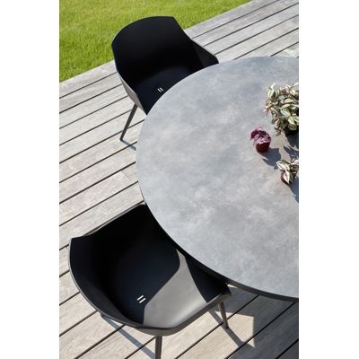 Tora tuinset in zwart aluminium en grijs keramische print tafelblad met 4 Paco tuinstoelen