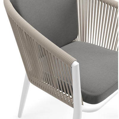 Orso tuinstoel in wit aluminium en beige verticaal geweven ronde rope met kussen in natte charcoal chine all weather sunbrella® luxe