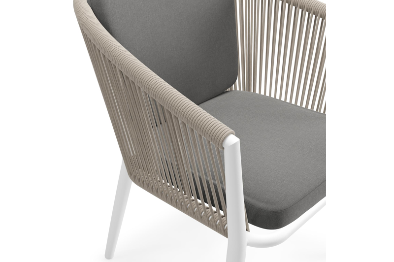 Orso tuinstoel in wit aluminium en beige verticaal geweven ronde rope met kussen in natte charcoal chine all weather sunbrella® luxe